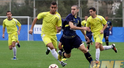 נאבקים אחת מול השנייה ובמים במגרש (יניב גונן)