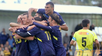 שחקני מכבי ת&qout;א חוגגים (יניב גונן)