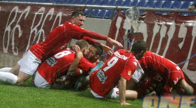 שחקני הפועל חוגגים עם דמארי. צריכים להתנצל בפני האוהדים (יוסי ציפקיס)