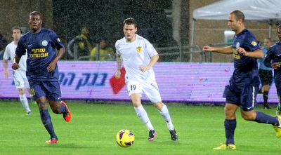 מישאלוף וגלאבינה נאבקים בגשם (יניב גונן)