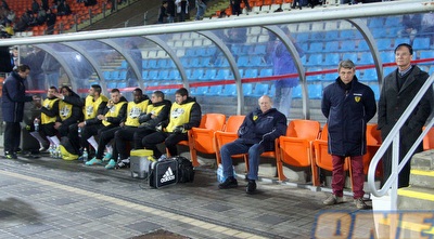 אלי כהן וקובי מויאל בשני קצוות הספסל (יניב גונן)