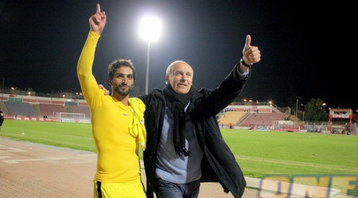 שפיגלר חוגג עם דג´אני. &qout;לא אכנע לקומץ&qout; (משה חרמון)