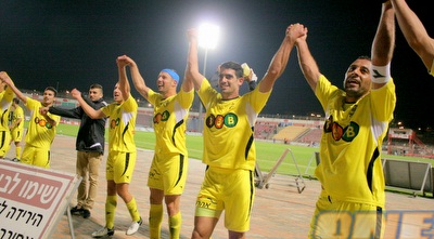 שחקני נתניה חוגגים ניצחון (משה חרמון)