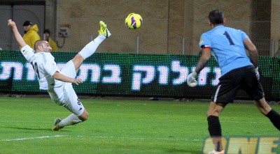 ערן לוי בפעולה אקרובטית. פספוס גדול, למרות היכולת הטובה (יניב גונן)