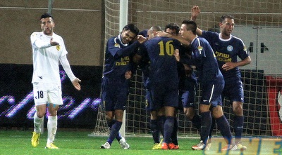 שחקני עכו חוגגים את השוויון (יניב גונן)