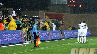 שחקני בית&qout;ר חוגגים בגשם (יניב גונן)