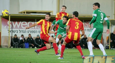 גולסה שולח את הכדור לחיבורים של מרציאנו (משה חרמון) גולסה שולח את הכדור לחיבורים של מרציאנו (משה חרמון)