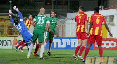 שאראנוב מנסה להגיע לכדור של עבד אל חמיד (משה חרמון) שאראנוב מנסה להגיע לכדור של עבד אל חמיד (משה חרמון)