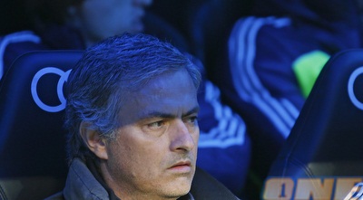 מוריניו על הספסל. כועס על כולם (רויטרס) מוריניו על הספסל. כועס על כולם (רויטרס)