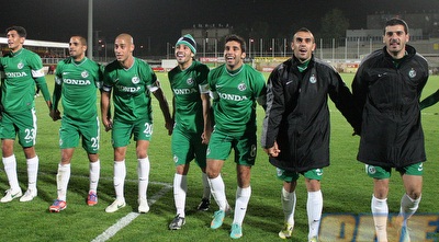 שחקני חיפה ב&acute;אולה&acute; המסורתי עם הקהל (משה חרמון)