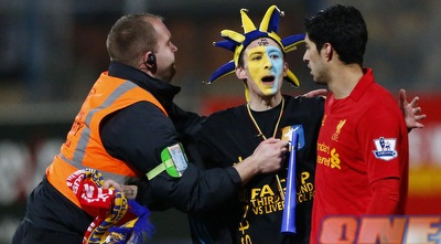 סוארס לאחר התקרית מול מאנספילד (רויטרס) סוארס לאחר התקרית מול מאנספילד (רויטרס)