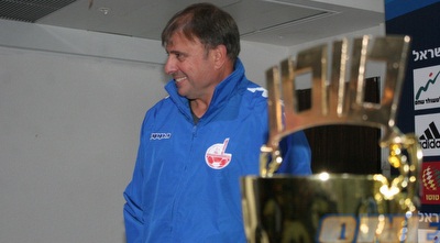 אלישע לוי לצד גביע הטוטו (משה חרמון) אלישע לוי לצד גביע הטוטו (משה חרמון)