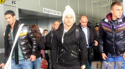 קובי מויאל ביציאה מהנמל התעופה בגרוזני (האתר הרשמי) קובי מויאל ביציאה מהנמל התעופה בגרוזני (האתר הרשמי)