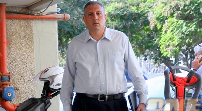 ניר חפץ. חוזהו אושר (יניב גונן)