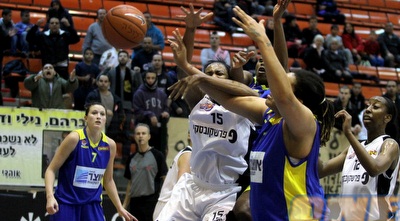 אדאמס נאבקת עם קיילה. דורי צופה מהצד (יניב גונן)