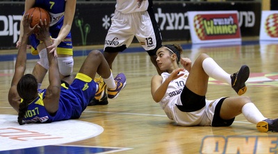 קרן נחמה  ובריטני דנסון על הרצפה (יניב גונן)