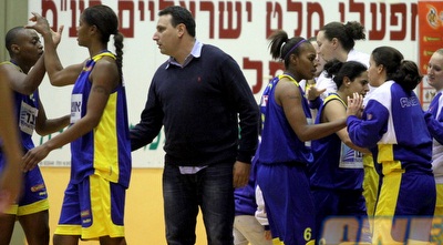 מכבי אשדוד חוגגת בסיום (יניב גונן)