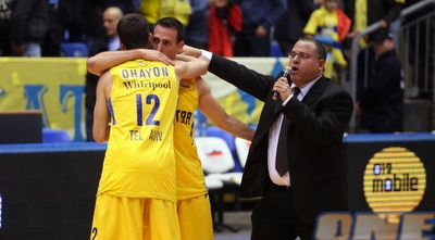 מורן רוט מקבל חיבוק מיוגב אוחיון (יוסי ציפקיס) מורן רוט מקבל חיבוק מיוגב אוחיון (יוסי ציפקיס)