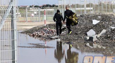 אירופה בישראל. שחקני בית&qout;ר מתחמקים מהשלוליות (יניב גונן)
