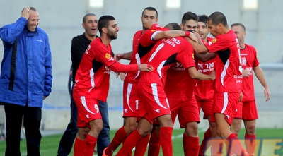 שחקני לוד חוגגים עם אזברגה (יניב גונן)