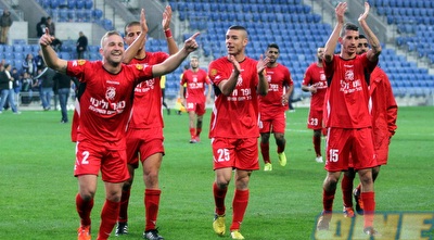 שחקני לוד חוגגים בסיום (יניב גונן)