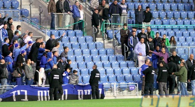 אוהדי פ&qout;ת באים בטענות למחפוד (יניב גונן)