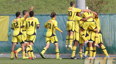 גיא אביב מקבל ברכות מהחברים (עמית מצפה)