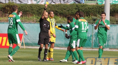 אורי צעדון מקבל את הכרטיס הצהוב מהשופט עידן סיידוף (עמית מצפה)