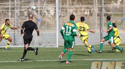 3. דור חוגי שולח נגיעה רכה לרשת. עמאש מנסור על הקו לא יכול היה להושיע (עמית מצפה)