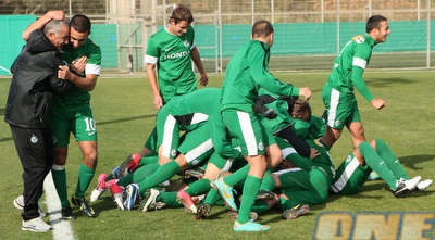 שחקני מכבי חיפה בטירוף אחרי השער של דור חוגי (עמית מצפה)