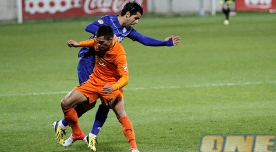 מוסא ומרינקוביץ´ מחפשים את הכדור (יוסי ציפקיס)