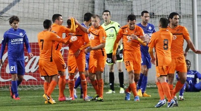 שחקני בני יהודה חוגגים יתרון (יוסי ציפקיס)