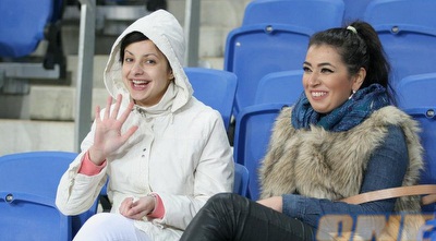 אוהדות ביציע (משה חרמון) אוהדות ביציע (משה חרמון)