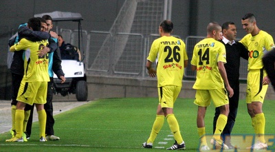 שחקני מכבי נתניה חוגגים (משה חרמון) שחקני מכבי נתניה חוגגים (משה חרמון)