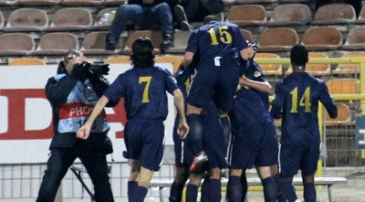 שחקני עכו חוגגים עם אבו ריא (עמית מצפה)