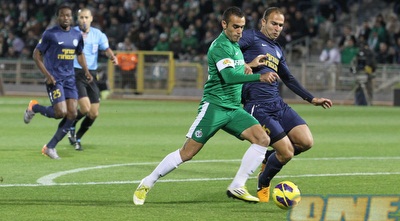 עמאשה מול מישאלוף רגע לפני הבעיטה (עמית מצפה)