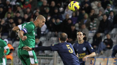 יניב קטן נוגח מעל השער (עמית מצפה)