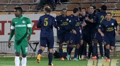 שחקני עכו חוגגים עם אבו ריא (עמית מצפה)