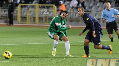 מישאלוף ועמאשה מחפשים את הכדור (עמית מצפה)