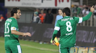 גולסה מגיע לברך את כובש השער (עמית מצפה)