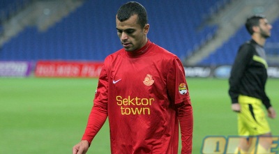 מוראד אבו ענזה עם הפנים בדשא (משה חרמון) מוראד אבו ענזה עם הפנים בדשא (משה חרמון)