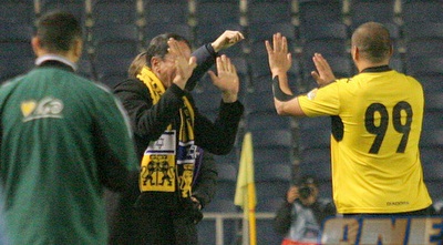 תמונה נדירה: ערן לוי חוגג עם אלי כהן (משה חרמון)