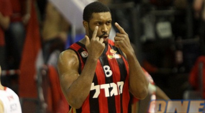 קרייג סמית´ מנסה לעזור לשופט (חגי ניזרי)