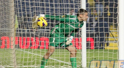 ארקין מוציא עוד כדור מהרשת (משה חרמון)