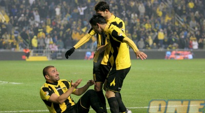 אבי ריקן בועט בערן לוי (משה חרמון)