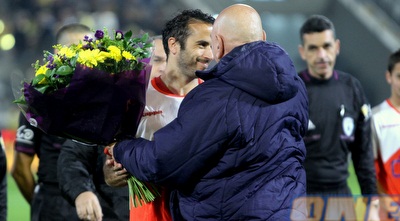 קלמי סןב מקבל פרחים (יניב גונן) קלמי סןב מקבל פרחים (יניב גונן)