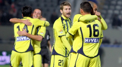 שחקני מכבי ת&qout;א חוגגים (יניב גונן) שחקני מכבי ת&qout;א חוגגים (יניב גונן)