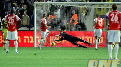 ברק לוי עוצר פנדל של סוויסה (יניב גונן) ברק לוי עוצר פנדל של סוויסה (יניב גונן)