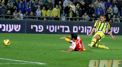 לוגסי כובש, סבן מנסה למנוע ולא מצליח (יניב גונן) לוגסי כובש, סבן מנסה למנוע ולא מצליח (יניב גונן)