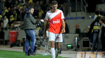 עוואד יורד מהמגרש אחרי ההרחקה (יניב גונן) עוואד יורד מהמגרש אחרי ההרחקה (יניב גונן)